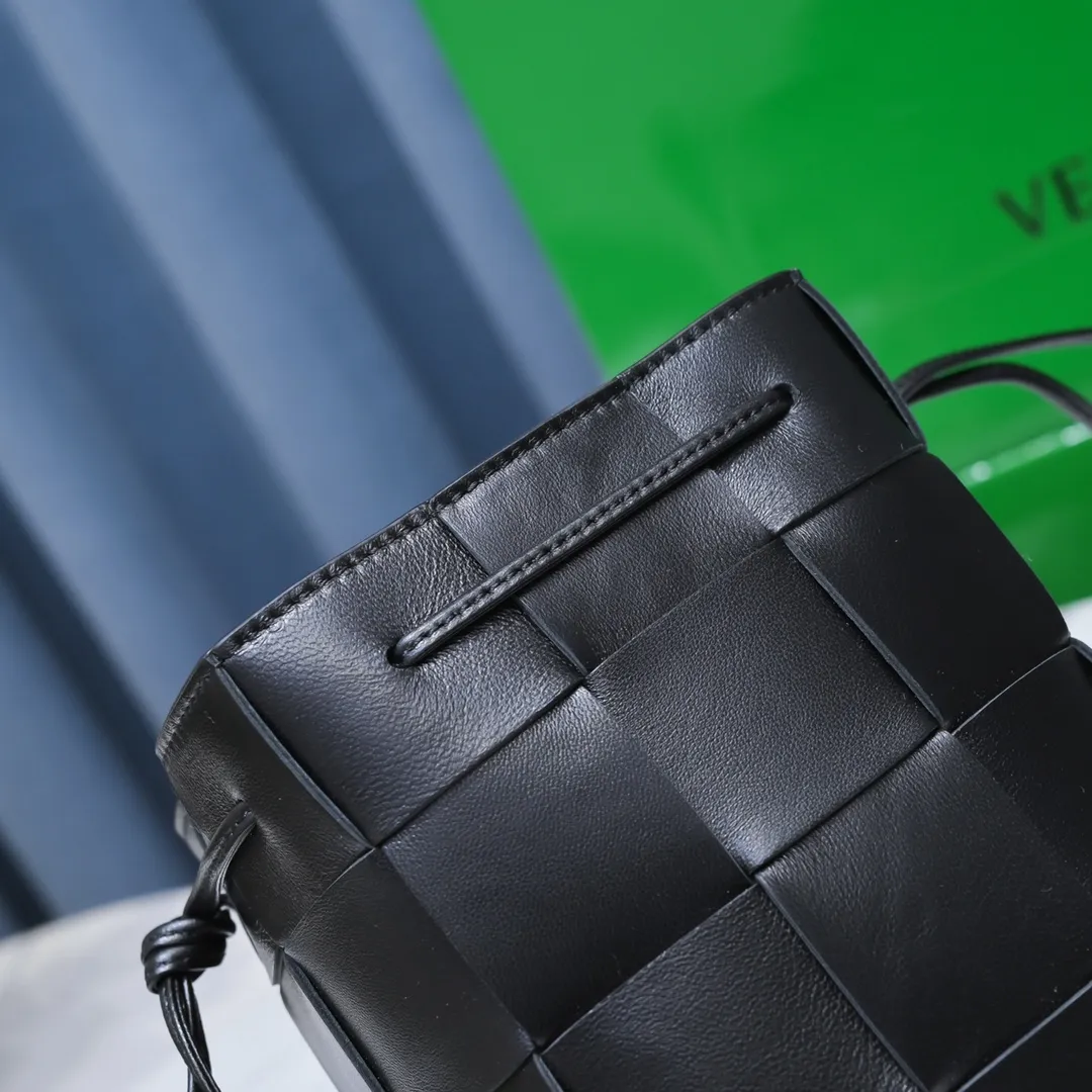 Bottega veneta* new woven small bucket bag latest series # The square bag shape is matched with classic woven elements, drawstring design, minimalism, and has a very large capacity. Every color is beautiful, it is simple and elegant but has a cool style. It can be used by both men and women, and the upper body is fashionable and classy! Style number: 6612# Large size: 19x14x13cm